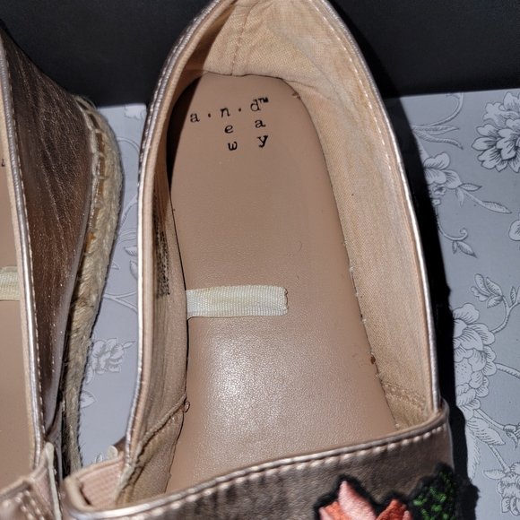 A New Day Rose Gold Espadrilles Women's Size 8 Floral Shoes - Picture 3 of 11